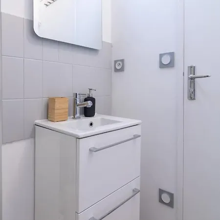 Grand Place And Equipped Studio!