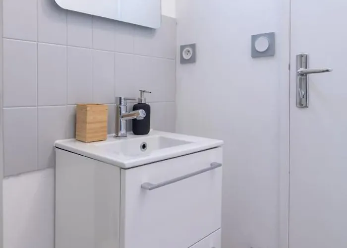 Grand Place And Equipped Studio!